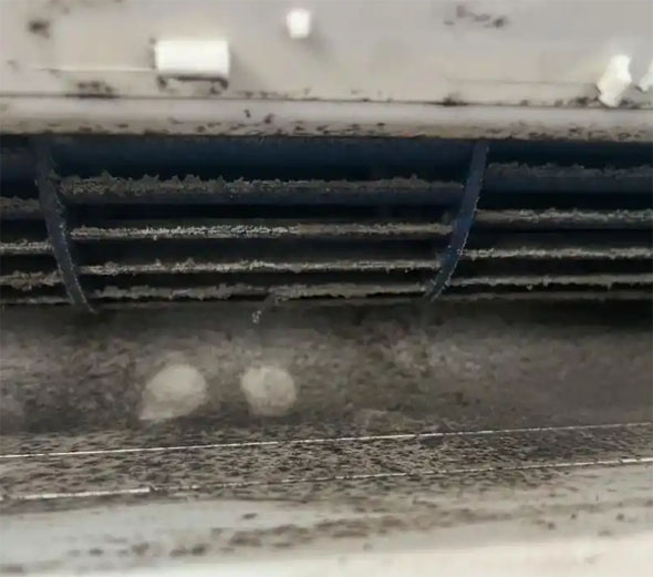 城西空调吹的风有股烧焦味是怎么回事